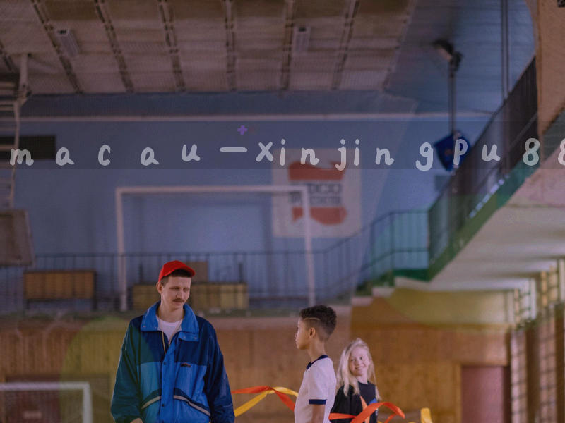 桌面端与移动端设备轮廓并排，屏幕上为抽象表格界面，无品牌标识